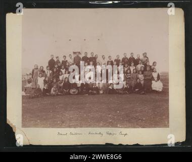 Les écoliers du camp de réfugiés de Kimberley en Afrique du Sud sont montrés en train de suivre des cours ou de se rassembler, reflétant la vie civile dans le camp pendant la guerre des Boers. Banque D'Images