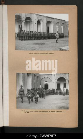 Des garçons de l'école de la Compagnie à Ahwaz, en Perse, sont montrés marcher et percer sur la musique d'un groupe de tambours et de fife, illustrant l'entraînement physique et les activités cérémonielles. Banque D'Images