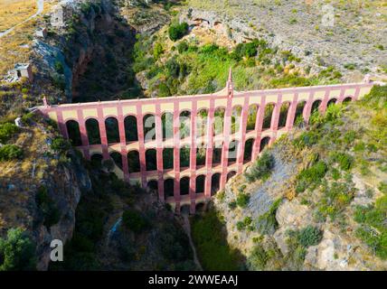 Aqueduc d'aigle (Puente del Aguila) dans la ville espagnole de Nerja Banque D'Images