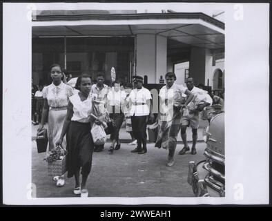 Description : Barbade. "Policière contrôlant la circulation à un passage pour piétons dans Broad Street, Bridgetown". Photographie no d 76987 photographie officielle de la Barbade compilée par le Bureau central de l'information. Déclaration publicitaire au verso. Lieu : Barbade date : 1955 Mar barbade, caraïbes, caribbeanthrough alens Banque D'Images