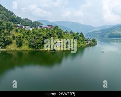 Vue aérienne du lac Begnas le troisième plus grand lac du Népal. Nature sauvage et arbres avec des maisons entourent le lac, bateaux népalais typiques dans l'eau Banque D'Images
