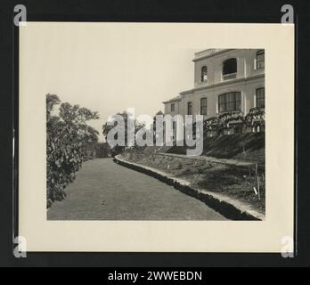 La photographie montre les extensions est et nord d'un bâtiment à Brisbane, Queensland. Les fenêtres supérieures au-dessus de la haie appartiennent à la nouvelle salle de réception, tandis que les fenêtres supérieures sont la chambre, la salle de bains et la salle de lavage de la femme de ménage pour la femme du gouverneur. Date : 26 août 1938. Banque D'Images