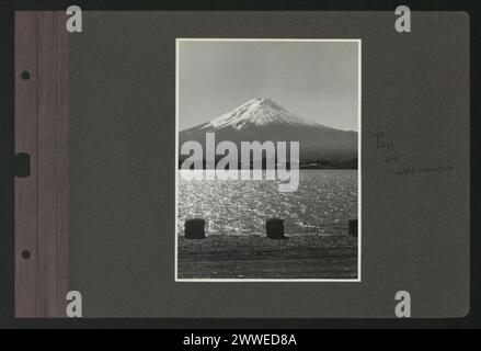 Vue du mont Fuji au-dessus du lac Kawagachi en 1935-1936, montrant la montagne, le lac et le paysage environnant. Banque D'Images