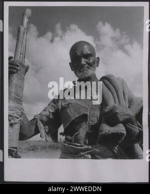 Description : Antilles. 'Sugar in the West Indies - photos générales. Un vieux villageois de la plantation de diamants est un Indien. Il est un personnage bien connu dans la région, bien qu'il ne soit pas employé par la succession. » Photographie n° : D. 48493. Photographie officielle des Antilles compilée par le Central Office of information. Lieu : Antilles date : [1960] caraïbes, caribbeanthralens Banque D'Images