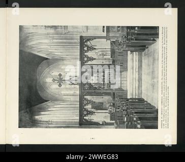 L'intérieur de la cathédrale George de Grahamstown, en Afrique du Sud, présente des caractéristiques architecturales, notamment la nef, l'autel et les vitraux pour le culte anglican. Banque D'Images