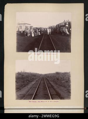 Description : payer des 'coolies' à la gare de Maungu.* * cette description, tirée de l'image originale, contient une terminologie qui n'est plus acceptable dans le discours contemporain. Emplacement : Maungu Description : désert de Taru, mile 70 sur la ligne droite de 25 mile. Lieu : TARU Desert ugandarwinter, afrique Banque D'Images