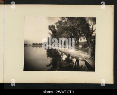 Photographie montrant un lieu en Chine de 1923 à 1926, mettant en évidence des paysages et des établissements urbains et ruraux. Banque D'Images