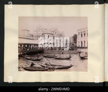 Photographie historique de la place commerciale en Malaisie, prise entre 1860 et 1900. L'image illustre le quartier commercial et l'architecture de l'époque coloniale. Banque D'Images
