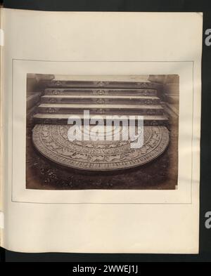 Le Pavillon No.197 nouvellement découvert à Anuradhapura, Ceylan, présente une pierre lunaire semi-circulaire sculptée au pied des marches, conservée en excellent état après des siècles sous terre. Banque D'Images