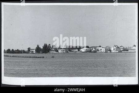 Description : Honduras britannique. 'Une vue de l'autre côté de l'embouchure de Haulover Creek, Belize, avec Government House vu à l'extrême gauche'. Photographie n° R 59209 photographie officielle du Honduras britannique compilée par le Bureau central de l'information. Crown Copyright réservé. Lieu : Honduras britannique date : 1965 avr belize, caraïbes, caribbeanthrough alens Banque D'Images