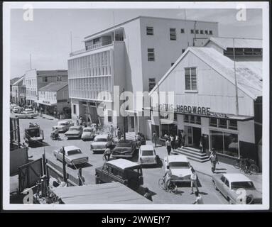 Description : Honduras britannique. 'Scène de rue, Belize City montrant le nouveau bâtiment Barclays Bank DCO'. Photographie n° R 34956 photographie officielle du Honduras britannique compilée par le Bureau central de l'information. Crown Copyright réservé. Lieu : Honduras britannique date : 1965 avr belize, caraïbes, caribbeanthrough alens Banque D'Images