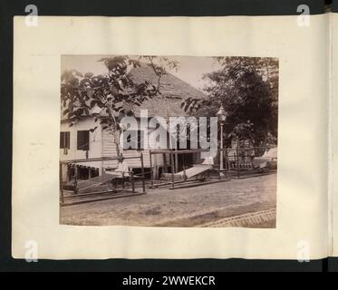 Image montrant des filles malaises en Malaisie entre 1860 et 1900 engagées dans la filature traditionnelle de coton ou de fil, portant des vêtements habituels et assis dans un cadre domestique. Banque D'Images