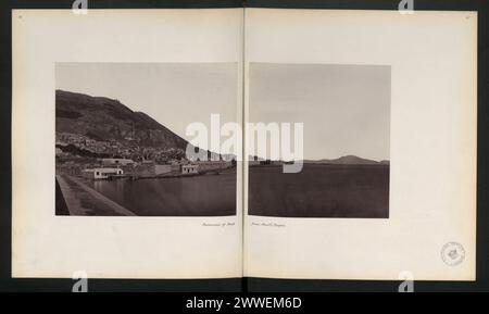 Vue panoramique du Rocher de Gibraltar depuis Devil's Tongue, photographiée en 1879, montrant les pentes nord et sud et les colonies environnantes. Banque D'Images
