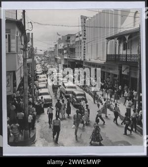 Description : Trinité-et-Tobago. 'Frederick Street, la principale rue commerçante de la capitale, Port of Spain'. Photographie n° : ZZZ 75236 H. photographie officielle de Trinité-et-Tobago compilée par le Bureau central de l'information. Timbre à main de copyright d'Anne Bolt, Londres, au verso. Lieu : Trinité-et-Tobago date : [1950] caraïbes, caribbeanthrough alens Banque D'Images