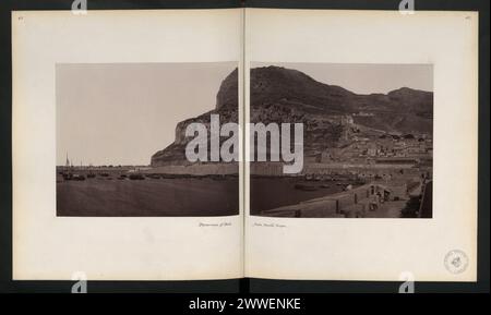 Vue panoramique du Rocher de Gibraltar depuis Devil's Tongue, Gibraltar, photographiée en 1879, montrant le terrain et les zones environnantes. Banque D'Images