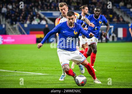 Decines-Charpieu, France, France. 23 mars 2024. Lucas HERNANDEZ, de France, et Joshua KIMMICH, d'Allemagne, lors du match amical international entre la France et l'Allemagne au Groupama Stadium le 23 mars 2024 à Decines-Charpieu, près de Lyon. (Crédit image : © Matthieu Mirville/ZUMA Press Wire) USAGE ÉDITORIAL SEULEMENT! Non destiné à UN USAGE commercial ! Crédit : ZUMA Press, Inc/Alamy Live News Banque D'Images