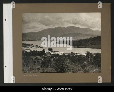 Une vue de 1923 de Hobart depuis Bellerive, montrant la ville côtière et son paysage environnant en Tasmanie, Australie. Banque D'Images