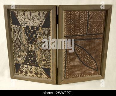 PP1-362 Samoa (couverture) Description : de sujets britanniques résidant aux Samoa : adresse à la reine Victoria lors de son jubilé de diamant. Sur des couvertures en bois décorées de conception indigène ; lettre de C. B. Robertson à Sir F. Edwards jointe. Date : 1897 Jubilé, queenvictoria, pp1, adresse loyale Banque D'Images