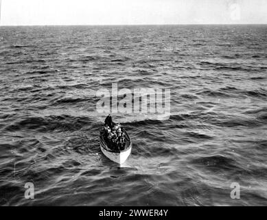 Le canot de sauvetage Titanic n° 6 approche du navire de sauvetage Carpathia cette photographie (COPIE 1/566) montre un des canots de sauvetage du Titanic en route vers le navire de sauvetage Carpathia le 15 avril 1912. Le Titanic partit de Southampton pour son voyage inaugural le mercredi 10 avril 1912, en route pour New York. Tard dans la nuit du dimanche 14 avril, il heurte un iceberg et coule moins de trois heures plus tard. Seules 705 personnes ont été secourues sur plus de 2 200 à bord, la plupart d'entre elles étant des passagers de classe cabine. Le gouvernement britannique a enquêté sur l'incident pour découvrir ce qui s'est mal passé, c'est-à-dire comment le Nati Banque D'Images
