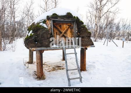 Image scénique d'un chalet en bois surélevé avec des escaliers dans un camp Saami près d'Abisko dans le nord de la Suède. Banque D'Images