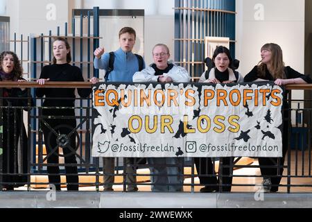 Londres, Royaume-Uni. 23 mars 2024. Une coalition de groupes de défense du climat et des droits de l'homme proteste contre le parrainage du Musée des sciences par les combustibles fossiles alors que la nouvelle « révolution énergétique : la galerie d'énergie verte Adani » ouvre, accusant le musée de « greenwash » l'entreprise. Adani Group est le plus grand producteur de charbon privé au monde, avec un portefeuille croissant de mines, de ports et de centrales électriques, et est accusé par les critiques des violations des droits fonciers autochtones en Inde et en Australie. Crédit : Ron Fassbender/Alamy Live News Banque D'Images