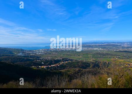 Vue de la ville de Koper sur la côte de la mer Adriatique et le paysage agricole environnant dans le littoral, Istrie, Slovénie Banque D'Images