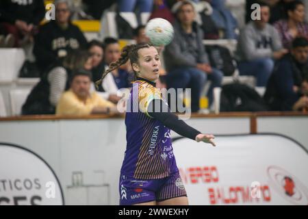 Gijón, Espagne, 23 mars 2024 : la joueuse de motive.co Gijón Balonmano la Calzada, Lorena Zarco (6) avec le ballon lors de la 22ème Journée de la Liga Guerreras Iberdrola 2023-24 entre motive.co Gijón Balonmano la Calzada et le KH-7 BM. Granollers, le 23 mars 2024, au Pavillon la Arena, à Gijón, Espagne. Crédit : Alberto Brevers / Alamy Live News. Banque D'Images