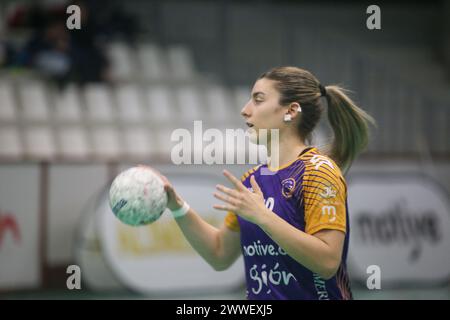 Gijón, Espagne, 23 mars 2024 : la joueuse de motive.co Gijón Balonmano la Calzada, Marta da Silva (19) avec le ballon lors de la 22ème Journée de la Liga Guerreras Iberdrola 2023-24 entre motive.co Gijón Balonmano la Calzada et le KH-7 BM. Granollers, le 23 mars 2024, au Pavillon la Arena, à Gijón, Espagne. Crédit : Alberto Brevers / Alamy Live News. Banque D'Images