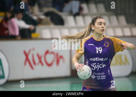 Gijón, Espagne, 23 mars 2024 : la joueuse de motive.co Gijón Balonmano la Calzada, Marta da Silva (19) avec le ballon lors de la 22ème journée de la Liga Guerreras Iberdrola 2023-24 entre motive.co Gijón Balonmano la Calzada et le KH-7 BM. Granollers, le 23 mars 2024, au Pavillon la Arena, à Gijón, Espagne. Crédit : Alberto Brevers / Alamy Live News. Banque D'Images