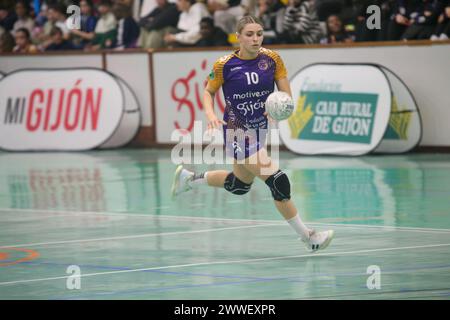 Gijón, Espagne, 23 mars 2024 : le joueur de motive.co Gijón Balonmano la Calzada, María González (10) court avec le ballon lors de la 22ème journée de la Liga Guerreras Iberdrola 2023-24 entre motive.co Gijón Balonmano la Calzada et le KH-7 BM. Granollers, le 23 mars 2024, au Pavillon la Arena, à Gijón, Espagne. Crédit : Alberto Brevers / Alamy Live News. Banque D'Images