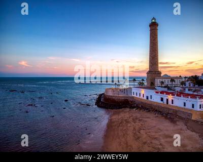 Vue drone du phare de Chipiona à l'aube dans la province de Cadix. Espagne. Banque D'Images