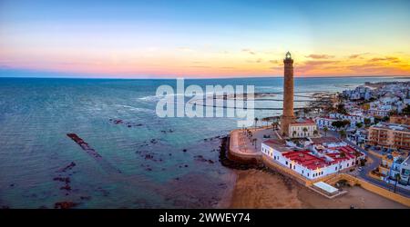 Vue drone du phare de Chipiona à l'aube dans la province de Cadix. Espagne. Banque D'Images