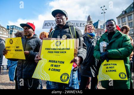 Amsterdam, pays-Bas. 23 mars 2024. Des hommes vus tenant des pancartes pour soutenir la migration. Des personnes se sont rassemblées sur la place du Dam à Amsterdam pour demander la diversité, la solidarité et contre toutes les formes de racisme et de discrimination pour marquer la Journée de l’élimination de la discrimination raciale. Crédit : SOPA images Limited/Alamy Live News Banque D'Images