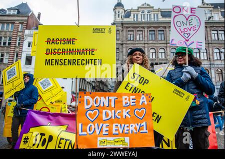 Amsterdam, pays-Bas. 23 mars 2024. Les gens tiennent des pancartes contre le racisme. Des personnes se sont rassemblées sur la place du Dam à Amsterdam pour demander la diversité, la solidarité et contre toutes les formes de racisme et de discrimination pour marquer la Journée de l’élimination de la discrimination raciale. Crédit : SOPA images Limited/Alamy Live News Banque D'Images