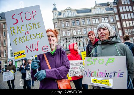 Amsterdam, pays-Bas. 23 mars 2024. On voit des vieilles dames tenir des pancartes contre le racisme et le fascisme. Des personnes se sont rassemblées sur la place du Dam à Amsterdam pour demander la diversité, la solidarité et contre toutes les formes de racisme et de discrimination pour marquer la Journée de l’élimination de la discrimination raciale. Crédit : SOPA images Limited/Alamy Live News Banque D'Images