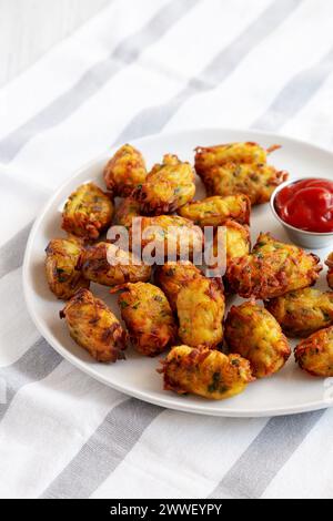 Tater Tots frits maison sur une assiette, vue latérale. Banque D'Images