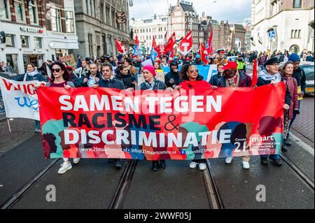 Amsterdam, pays-Bas. 23 mars 2024. On voit des gens tenir une grande bannière contre le racisme et la discrimination. Des personnes se sont rassemblées sur la place du Dam à Amsterdam pour demander la diversité, la solidarité et contre toutes les formes de racisme et de discrimination pour marquer la Journée de l’élimination de la discrimination raciale. (Photo par Ana Fernandez/SOPA images/SIPA USA) crédit : SIPA USA/Alamy Live News Banque D'Images