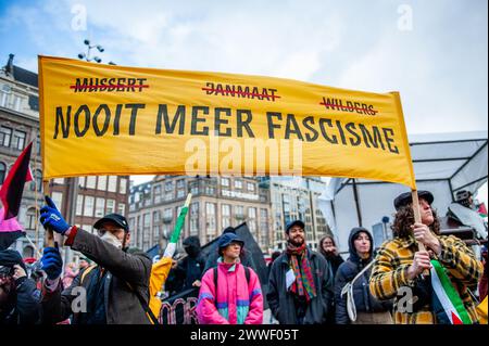 Amsterdam, pays-Bas. 23 mars 2024. On voit des gens tenir une bannière contre le fascisme. Des personnes se sont rassemblées sur la place du Dam à Amsterdam pour demander la diversité, la solidarité et contre toutes les formes de racisme et de discrimination pour marquer la Journée de l’élimination de la discrimination raciale. (Photo par Ana Fernandez/SOPA images/SIPA USA) crédit : SIPA USA/Alamy Live News Banque D'Images