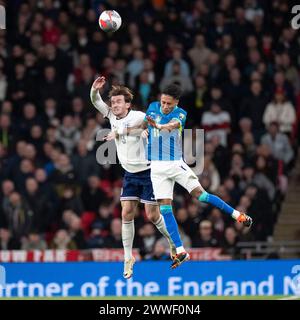 Londres, Royaume-Uni. 23 mars 2024. Ben Chilwel de l'Angleterre et Raphinha #11 du Brésil en défi aérien lors du match amical international entre l'Angleterre et le Brésil au stade de Wembley, Londres le samedi 23 mars 2024. (Photo : Mike Morese | mi News) crédit : MI News & Sport /Alamy Live News Banque D'Images