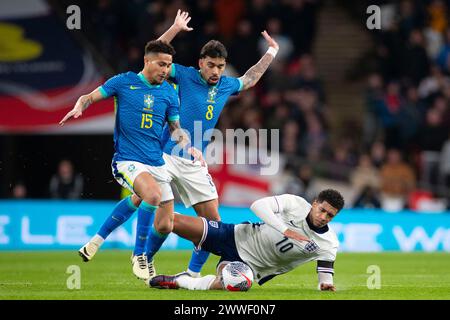 Londres, Royaume-Uni. 23 mars 2024. Jude Bellingham #10 de l'Angleterre attaqué par Joao Gomes #15 du Brésil lors du match amical international entre l'Angleterre et le Brésil au stade de Wembley, Londres le samedi 23 mars 2024. (Photo : Mike Morese | mi News) crédit : MI News & Sport /Alamy Live News Banque D'Images