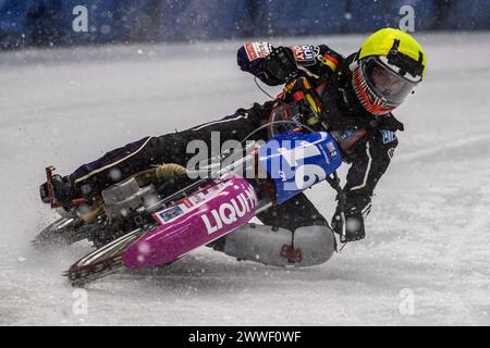 L'Allemand Benedikt Monn (16 ans) en action lors de la finale 1 du Championnat du monde FIM Ice Speedway Gladiators au Max-Aicher-Arena, Inzell, samedi 23 mars 2024. (Photo : Ian Charles | mi News) crédit : MI News & Sport /Alamy Live News Banque D'Images