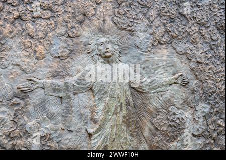 L’Ascension de Jésus – deuxième mystère glorieux du Rosaire. Sculpture en relief sur le mont Podbrdo (la colline des apparitions) à Medjugorje. Banque D'Images