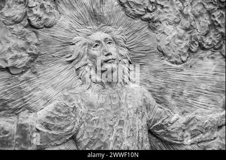 L’Ascension de Jésus – deuxième mystère glorieux du Rosaire. Sculpture en relief sur le mont Podbrdo (la colline des apparitions) à Medjugorje. Banque D'Images