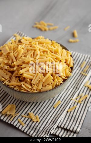 Pâtes italiennes assorties sèches dans un bol, vue de côté. Banque D'Images