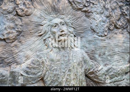 L’Ascension de Jésus – deuxième mystère glorieux du Rosaire. Sculpture en relief sur le mont Podbrdo (la colline des apparitions) à Medjugorje. Banque D'Images