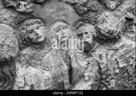 L’Ascension de Jésus – deuxième mystère glorieux du Rosaire. Sculpture en relief sur le mont Podbrdo (la colline des apparitions) à Medjugorje. Banque D'Images