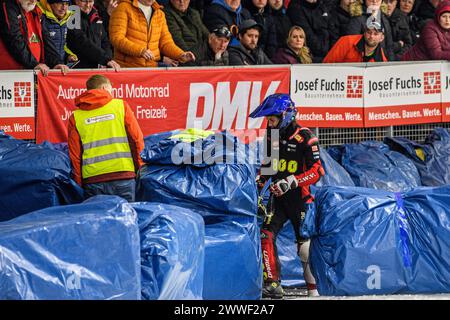 Jasper Iwema, des pays-Bas, sort des balles de paille après sa chute lors de la finale 1 du Championnat du monde FIM Ice Speedway Gladiators au Max-Aicher-Arena à Inzell, en Allemagne, le 23 mars 2024. (Photo de mi News/NurPhoto) crédit : NurPhoto SRL/Alamy Live News Banque D'Images