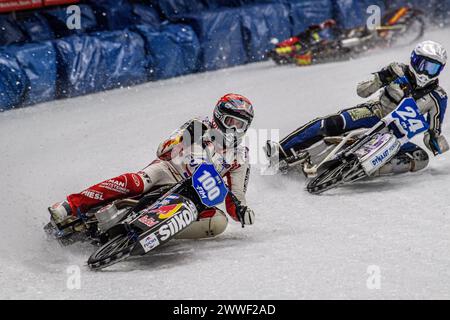 L'autrichien Franz Zorn (100) en rouge est en tête du Finlandais Max Koivula (24) tandis que le néerlandais Jasper Iwema (800) est à la traîne lors de la finale 1 du Championnat du monde FIM Ice Speedway Gladiators au Max-Aicher-Arena d'Inzell, Allemagne, le 23 mars 2024. (Photo par mi News/NurPhoto)0 crédit : NurPhoto SRL/Alamy Live News Banque D'Images