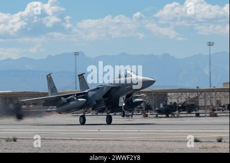 Un F-15E Strike Eagle de l'US Air Force affecté à la base aérienne Mountain Home, décolle pour soutenir une mission pendant Red Flag-Nellis 24-2 à Nellis AFB, Nevada, le 19 mars 2024. Red Flag-Nellis 24-2 offre aux participants une formation conjointe réaliste dans un environnement très contesté. (Photo de l'US Air Force par Jordan McCoy, aviateur principal) Banque D'Images