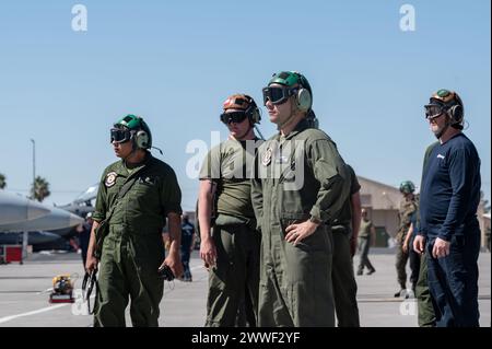 Les U.S. Marines, affectés au Marine Fighter Attack Squadron 323, Marine corps Air Station, Miramar, Californie, se rassemblent pendant Red Flag-Nellis 24-2 à la base aérienne de Nellis, Nevada, le 21 mars 2024. Red Flag offre aux participants la possibilité de planifier et d’employer ensemble dans le domaine aérien (soutenu par l’espace et le cyberespace) dans un environnement contesté, dégradé et limité sur le plan opérationnel. (Photo de l'US Air Force par Jordan McCoy, aviateur principal) Banque D'Images